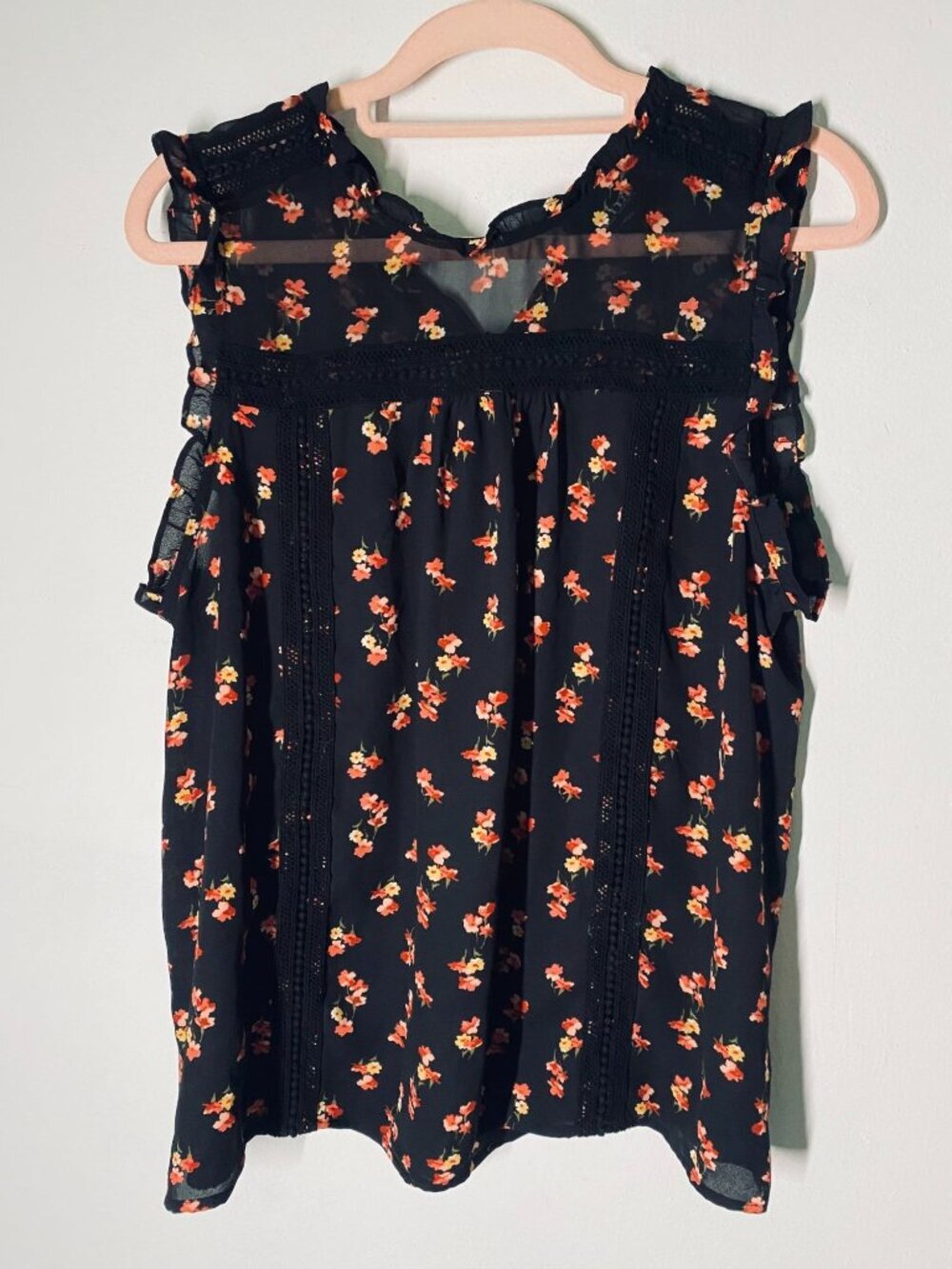 Floral Black Sleeveless Top Crochet Lace & Ruffle Details Size Large Lightweight
